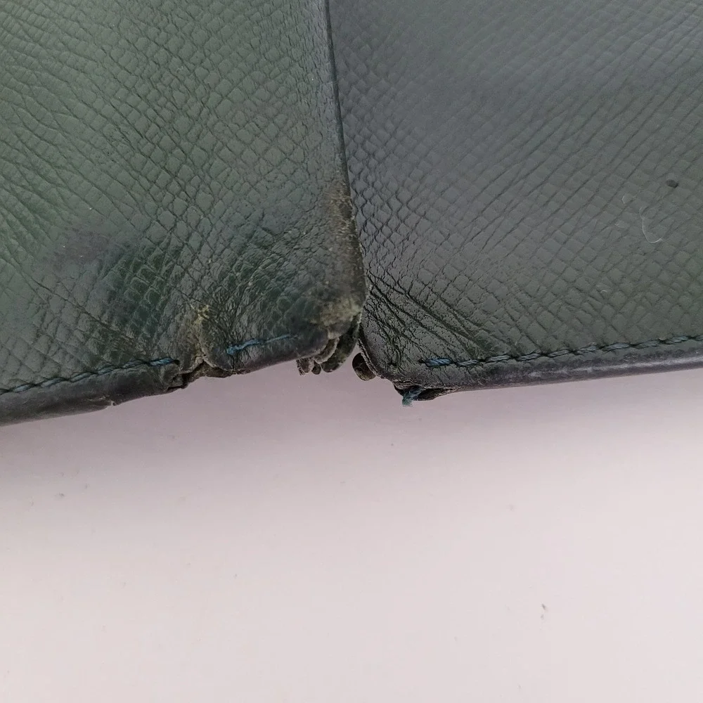 Louis Vuitton Taiga Bifold Wallet Green Leather MI0071 Mens Vintage